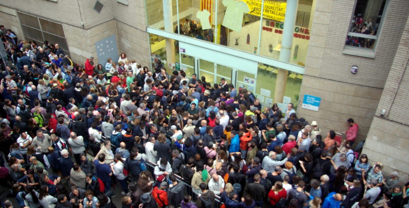Cientos de personas esperan para votar en colegio Pau Casals en el barrio de Gracia el 1-O. Foto: Miguel Ángel Conejos (AraInfo)