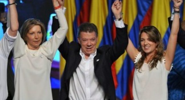 Santos celebra su victoria tras conocerse los resultados electorales. Foto: Guillermo Legaria