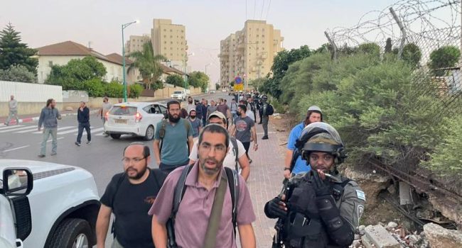 Colonos armados llegan de Cisjordania a Lod.