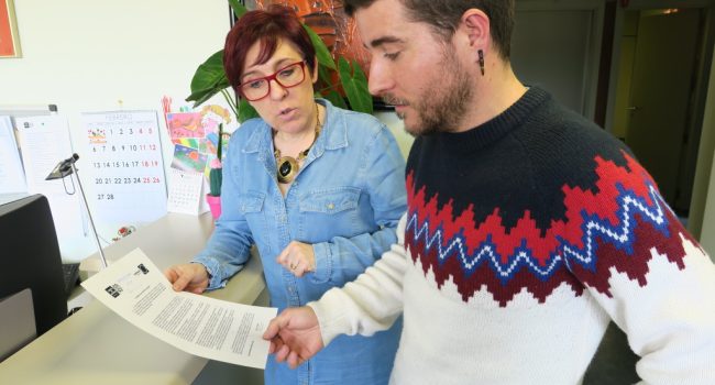 Los diputados por Podemos, Marta Prades y Nacho Escartín, presentando la solicitud para la creación de una comisión especial de despoblación.