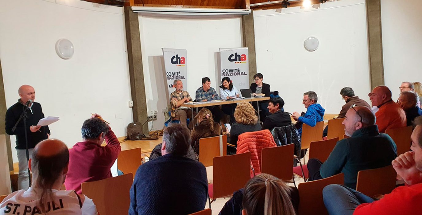 Un grupo de personas reunidas en el comité nazional de cha
