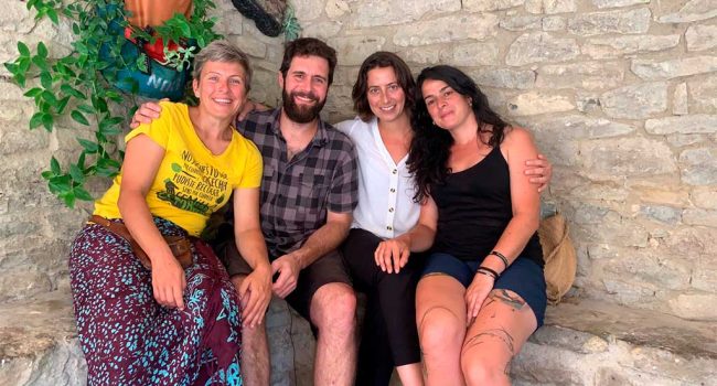Biela y Tierra a su paso por Artieda conocieron el proyecto de Diego y Rosa  'Senderos de Teja'. Foto: Biela y Tierra.