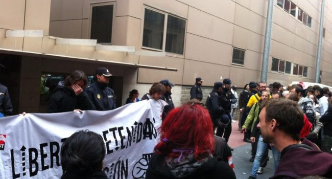 Una concentración en los juzgados ha exigido la libertad de las detenidas. Foto: CGT