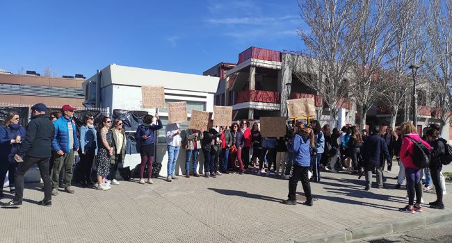 Concentración este jueves en el IES Miguel de Molinos bajo el lema 'No somos un instituto de usar y tirar' | Foto: Félix Marcuello