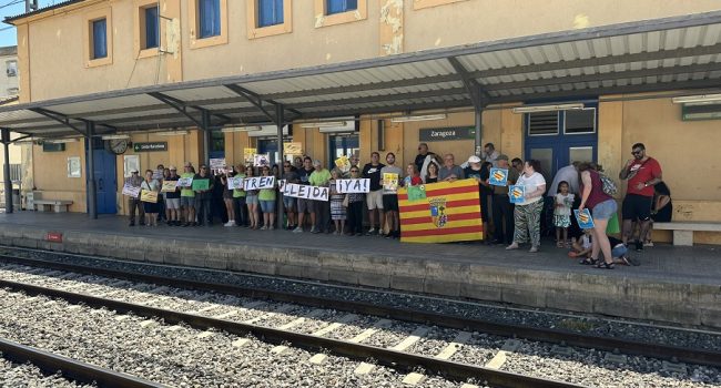 Concentracion Tren ferrocarril IU Aragón exige “al Gobierno central” la conexión de tren de Binéfar con Lleida y el cercanías desde Monzón
