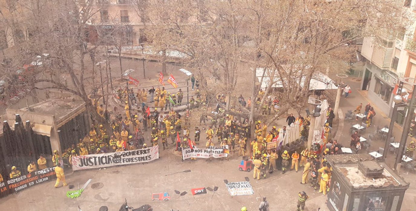Concentración en la plaza San Pedro Nolasco de Zaragoza el pasado 21 de marzo de los bomberos y bomberas forestales de sarga