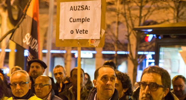 Concentración de las y los trabajadores de AUZSA en la pasada huelga. Foto: Pablo Ibáñez (AraInfo)