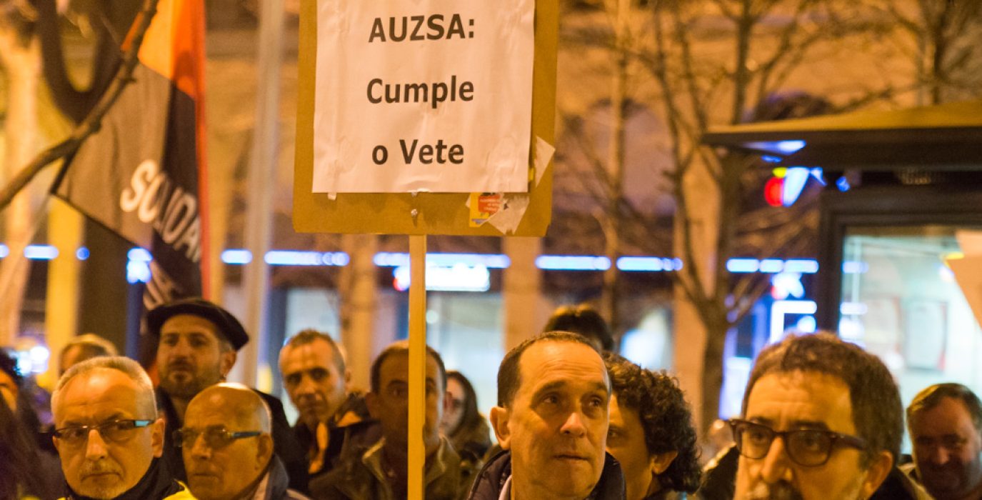 Concentración de las y los trabajadores de AUZSA en la pasada huelga. Foto: Pablo Ibáñez (AraInfo)