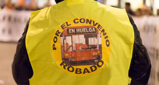 Concentración de las y los trabajadores del bus urbano durante las movilizaciones de 2016. Foto: Pablo Ibáñez (AraInfo)