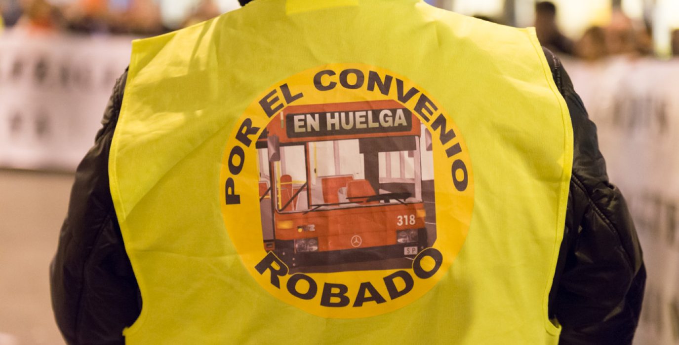 Concentración de las y los trabajadores del bus urbano durante las movilizaciones de 2016. Foto: Pablo Ibáñez (AraInfo)