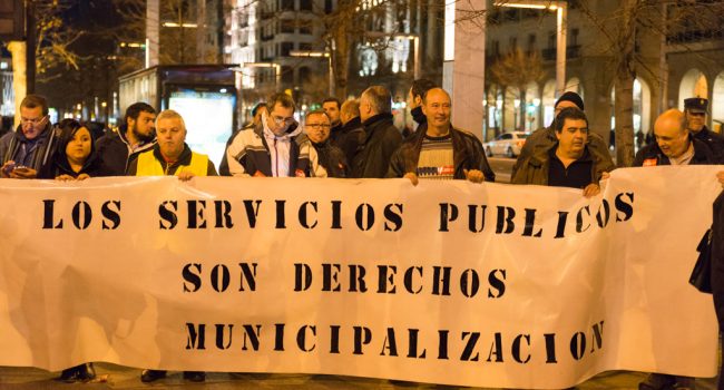 Imagen de las movilizaciones de las y los trabajadores del autobús urbano de Zaragoza en 2016. Foto: Pablo Ibáñez (AraInfo)