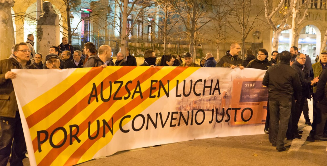 Concentración de las y los trabajadores de AUZSA en el trascurso de la huelga de 2016. Foto: Pablo Ibáñez (AraInfo)
