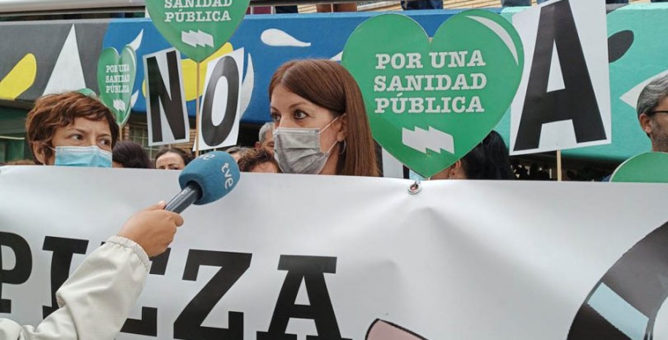Concentración de la plantilla de limpieza a las puertas del Hospital Materno Infantil de Zaragoza. Foto: SOMOS