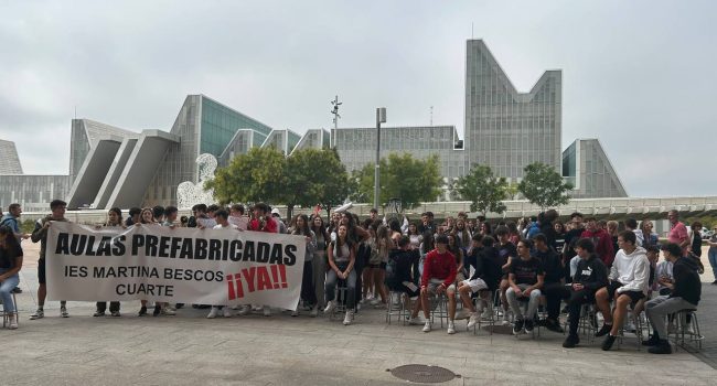 Las concentraciones en protesta por el recorte de Auxiliares de Educación Especial se suceden por todo Aragón