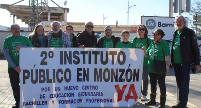 Concentración a las puertas del IES José Mor de Fuentes exigiendo un segundo instituto público en Monzón. Foto: Cambiar Monzón