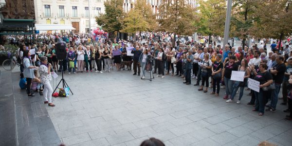 Concentración de este domingo en contra de la primera agresión de las Fiestas del Pilar. Foto: Pablo Ibáñez.