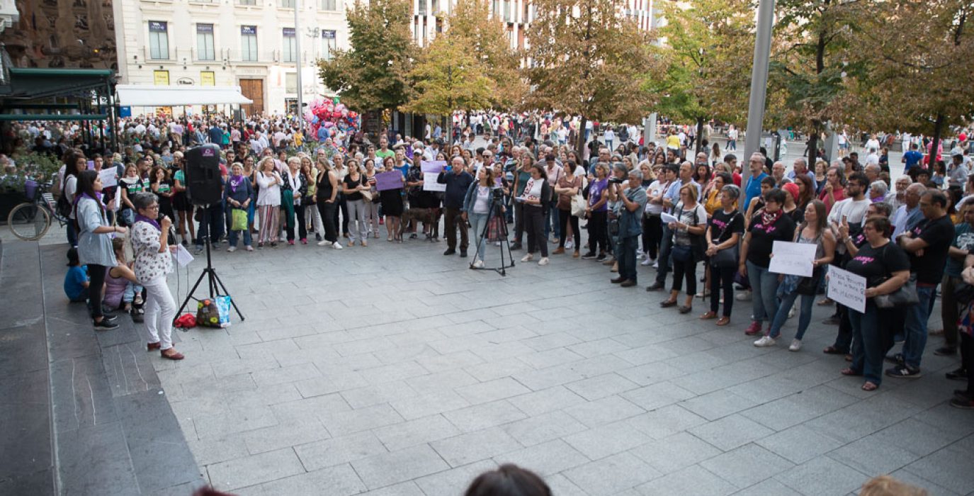 Concentración de este domingo en contra de la primera agresión de las Fiestas del Pilar. Foto: Pablo Ibáñez.