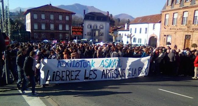 Concentración celebrada en Donibane Garazi en apoyo a las personas detenidas en Luhuso. Foto: @kazetaeus