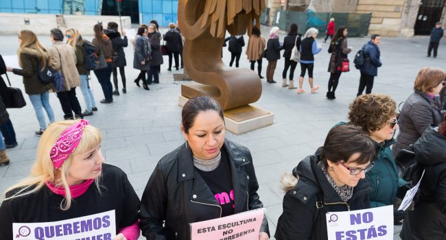 Concentración contra el mensaje que transmite la escultura 'Víctima'. Foto: Pablo Ibáñez (AraInfo)