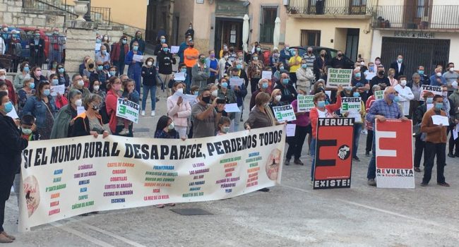 Imagen de archivo de una concentración en Montalbán por la reapertura del CAISS. Foto: Teruel Existe