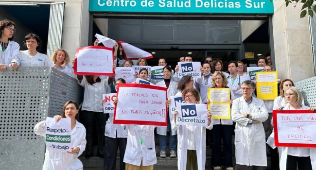 Concentración de este martes a las puertas del Centro de Salud Delicias sur de Zaragoza.
