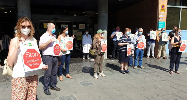 Concentración en el centro de salud José Ramón Muñoz de Zaragoza, donde se produjo la última agresión. Foto: Maaszoom