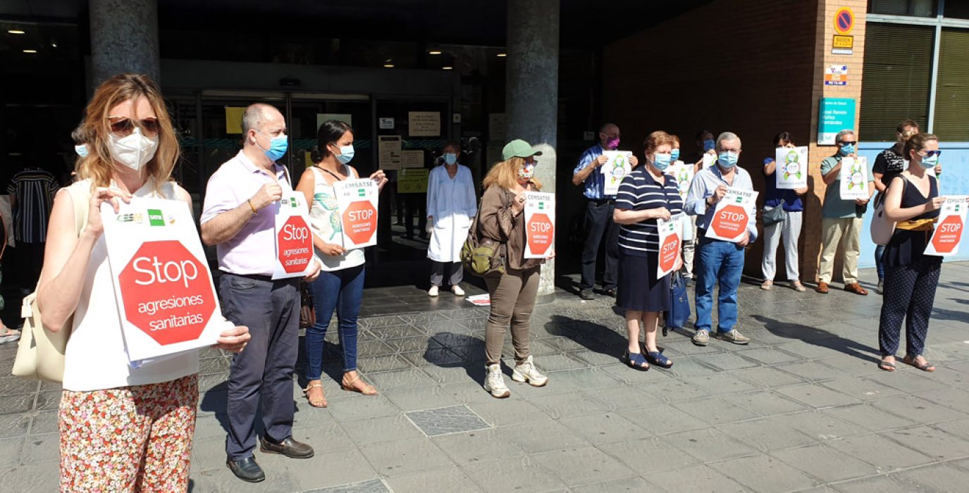 Concentración en el centro de salud José Ramón Muñoz de Zaragoza, donde se produjo la última agresión. Foto: Maaszoom