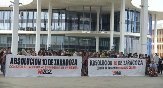Solidaridad con los 10 antifascistas en la puerta de los juzgados durante el juicio de este lunes. Foto: @arainfonoticias