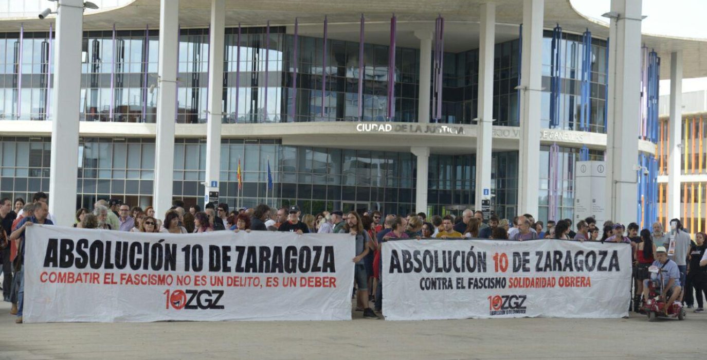 Solidaridad con los 10 antifascistas en la puerta de los juzgados durante el juicio de este lunes. Foto: @arainfonoticias