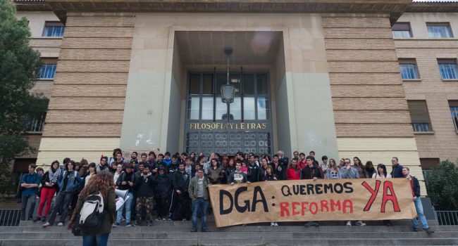 Concentración en la entrada de la Facultad de Filosofía y Letras. Foto: Pablo Ibáñez (AraInfo).