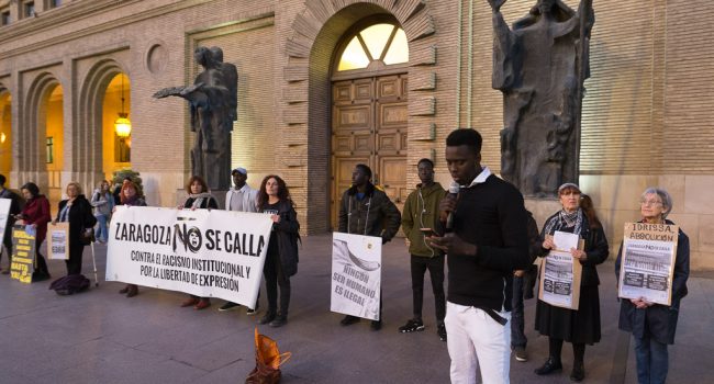 Concentración frente al Ayuntamiento de Zaragoza en apoyo a Idrissa Gueye, de la campaña 'Zaragoza no se calla'. Foto: Pablo Ibáñez (AraInfo).