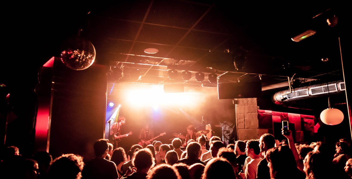 un concierto en una sala de musica