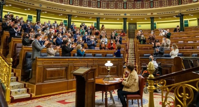 Las y los diputados del Gobierno aplauden la aprobación de los PGE. Foto: Congreso