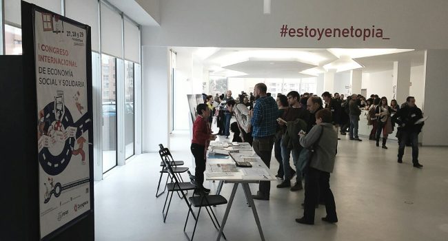 Congresistas llegan al espacio de acreditaciones en Etopia.