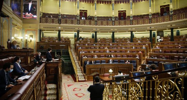 Sánchez escucha a Illa durante su intervención en el Congreso. Foto: Congreso