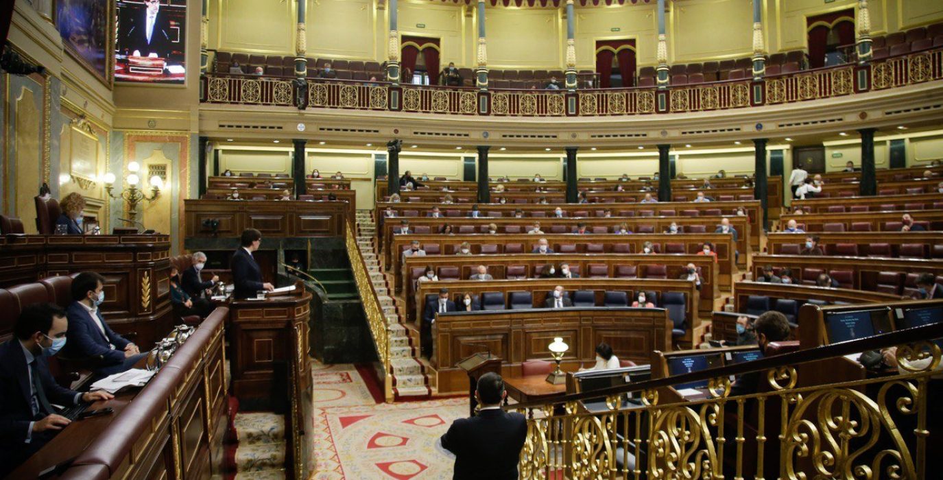 Sánchez escucha a Illa durante su intervención en el Congreso. Foto: Congreso