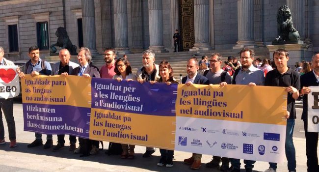 varias personas con un cartel en contra de ley