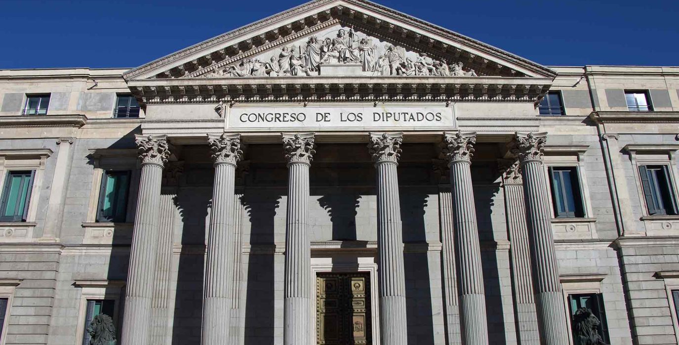 fachada del congreso español para ilustrar esta noticia sobre la ley trans