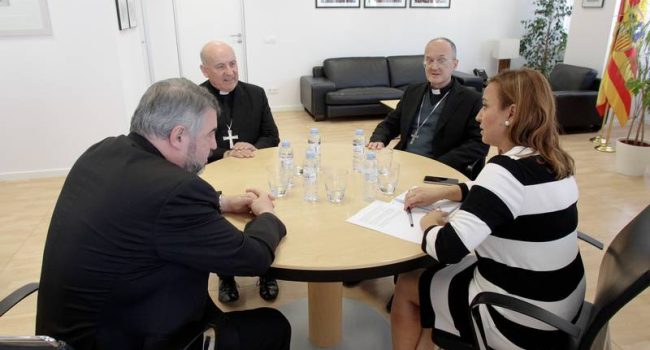 La consejera de Educación, Mayte Pérez, en una reunión con los obispos. Foto: Gobierno de Aragón.