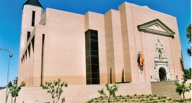 Fachada del Conservatorio Profesional de Música de Monzón, donde se celebra el acto político de Vox durante el horario lectivo.