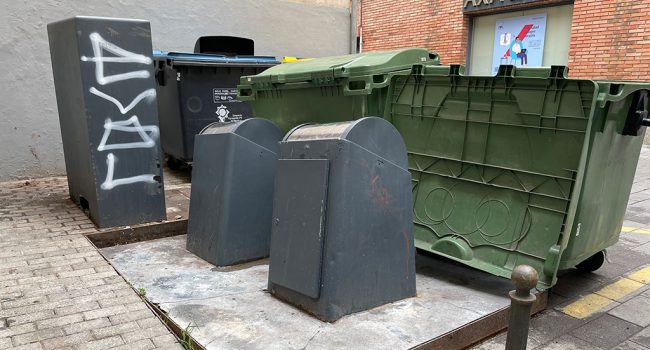 Contenedores soterrados en la calle San Andrés que necesitan reparación según Ganar Teruel