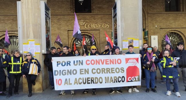 Concentración en la sede de Correos en Zaragoza | Foto: CGT