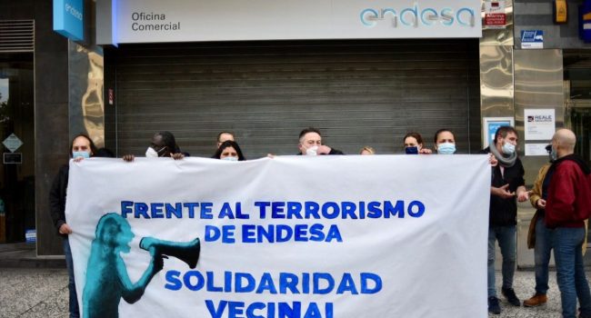 Concentración en Zaragoza frente a Endesa de la Coordinadora de Vivienda. Foto: @AragonVivienda