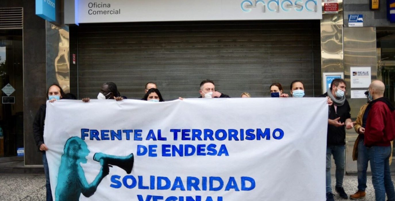 Concentración en Zaragoza frente a Endesa de la Coordinadora de Vivienda. Foto: @AragonVivienda