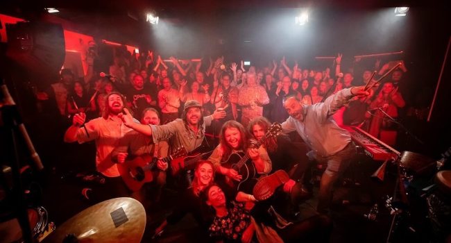 El grupo cordovas posa en uno de sus conciertos