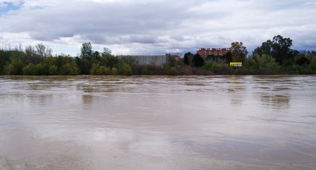 El río Ebro a su paso por Zaragoza. Foto: Pablo Ibáñez (AraInfo).