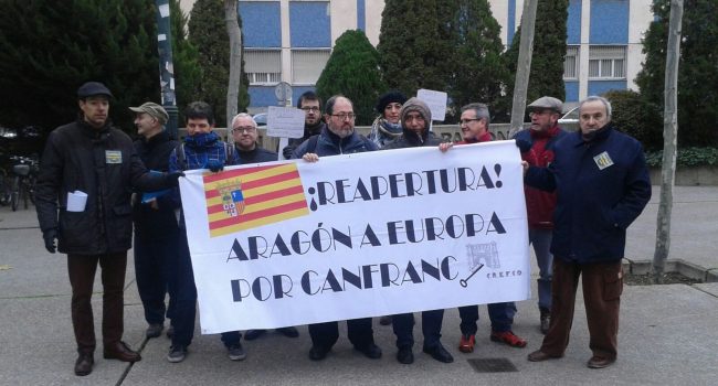 Representantes de CREFCO durante una concentración en Zaragoza.