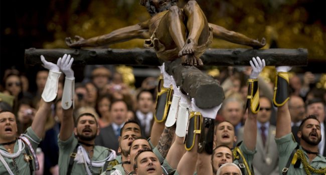 El Cristo de Mena en manos de legionarios.