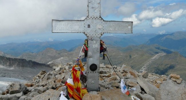 Cruz en la tuca de l’Aneto o Maladeta de Corones -Ribagorza- a 3.404 metros de altaria sobre o nivel d’o mar | Foto: Guías de Montaña de Aragón