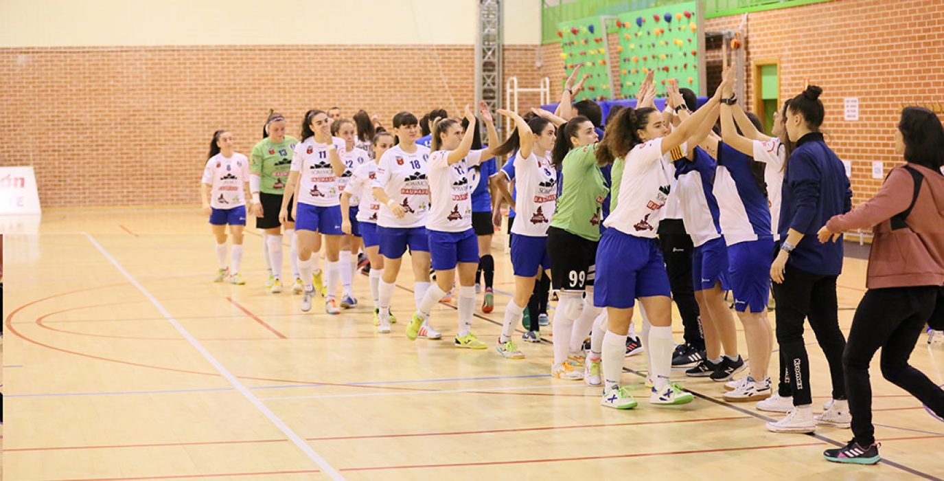 las jugadoras del Intersala se saludan chocandose la mano en fila